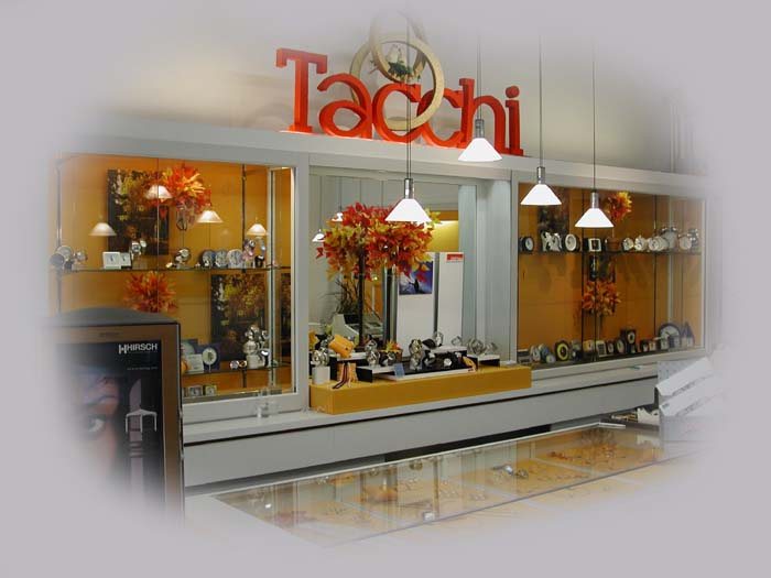 Verkaufsraum von Tacchi Uhren & Schmuck mit Vitrinen